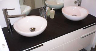 salle de bain, plateau en ardoise avec deux vasques porcelaine, un joli contraste noir et blanc. salle de bain, plateau en ardoise avec deux vasques porcelaine, un joli contraste noir et blanc.